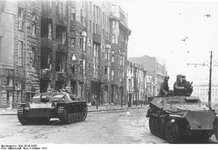 Bundesarchiv_Bild_183-B13132,_Charkow,_SturmgeschГјtz_und_SchГјtzenpanzer.jpg