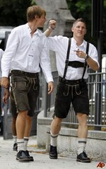 holger-badstuber-bastian-schweinsteiger-2010-8-23-9-1-6.jpg